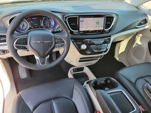 Used 2024 Chrysler Pacifica Touring-L FWD image 14