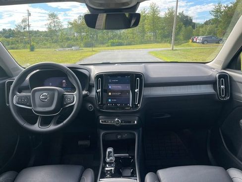 Used 2025 Volvo XC40 B5 Plus AWD/4WD image 9
