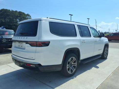 Used 2024 Jeep Wagoneer L Series II RWD image 5