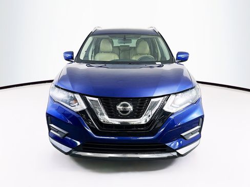 Used 2018 Nissan Rogue SV image 2