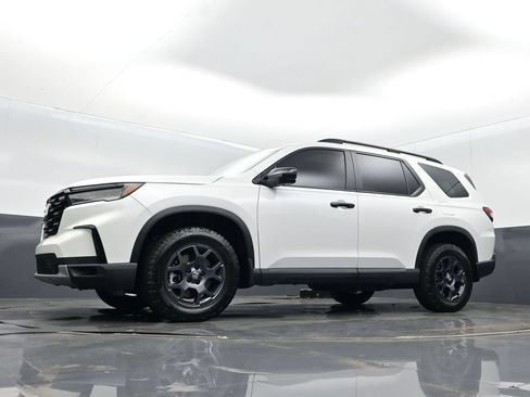 Certified 2025 Honda Pilot TrailSport image 13