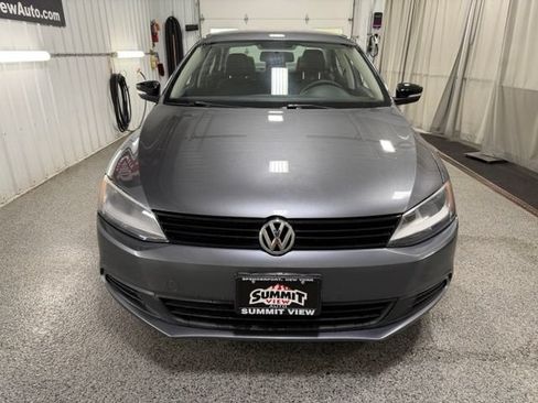 Used 2011 Volkswagen Jetta SE FWD image 2