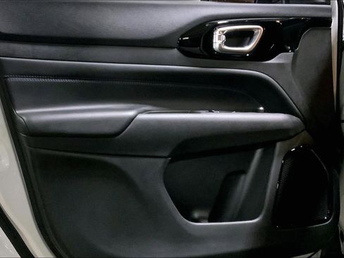 New 2026 Jeep Compass Latitude image 17