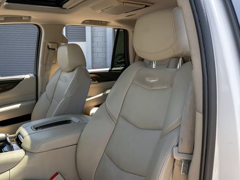 Used 2020 Cadillac Escalade Premium Luxury AWD/4WD image 7