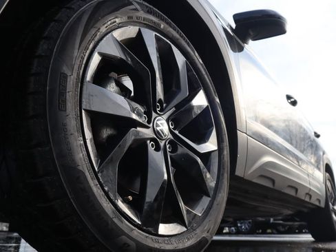 Used 2022 Volkswagen Taos SE w/ Panoramic Sunroof Package image 9