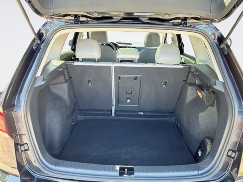 Used 2023 Volkswagen Taos SE w/ Panoramic Sunroof Package FWD image 21