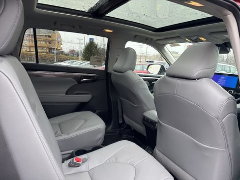 Used 2026 Toyota Highlander Platinum AWD/4WD image 9
