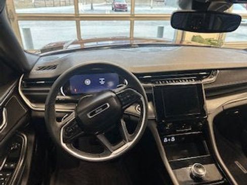 Used 2023 Jeep Grand Cherokee L Laredo image 8