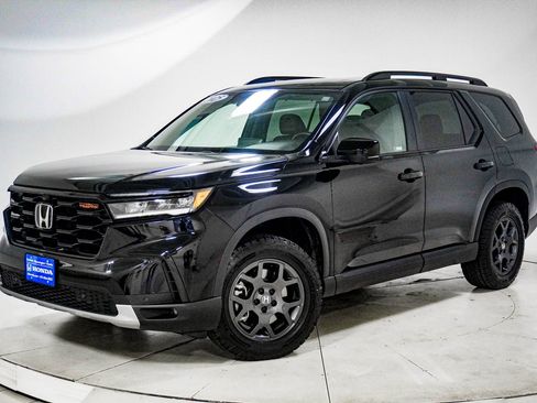 Used 2025 Honda Pilot TrailSport image 1
