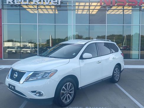 Used 2016 Nissan Pathfinder SV FWD image 1