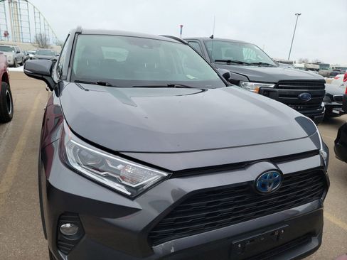 Used 2020 Toyota RAV4 XLE image 2