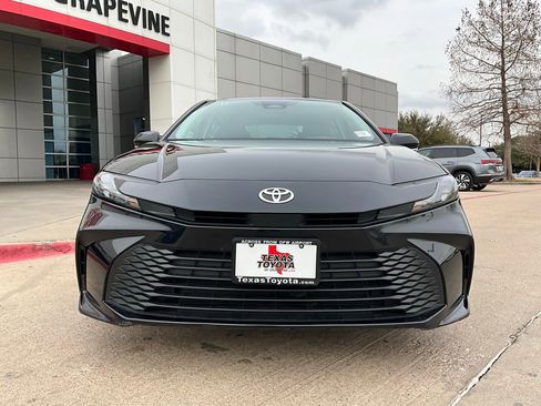 Used 2025 Toyota Camry LE image 3