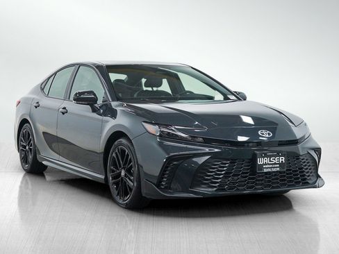 Used 2025 Toyota Camry SE image 7