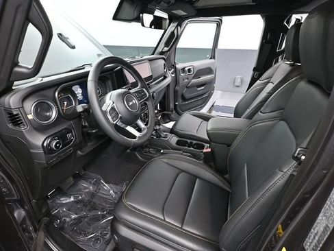 Used 2025 Jeep Wrangler Unlimited Sahara w/ Technology Group AWD/4WD image 23