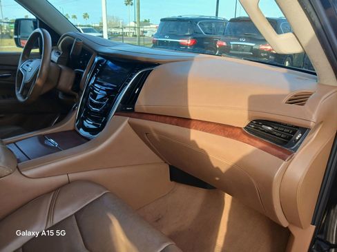 Used 2016 Cadillac Escalade Platinum image 19