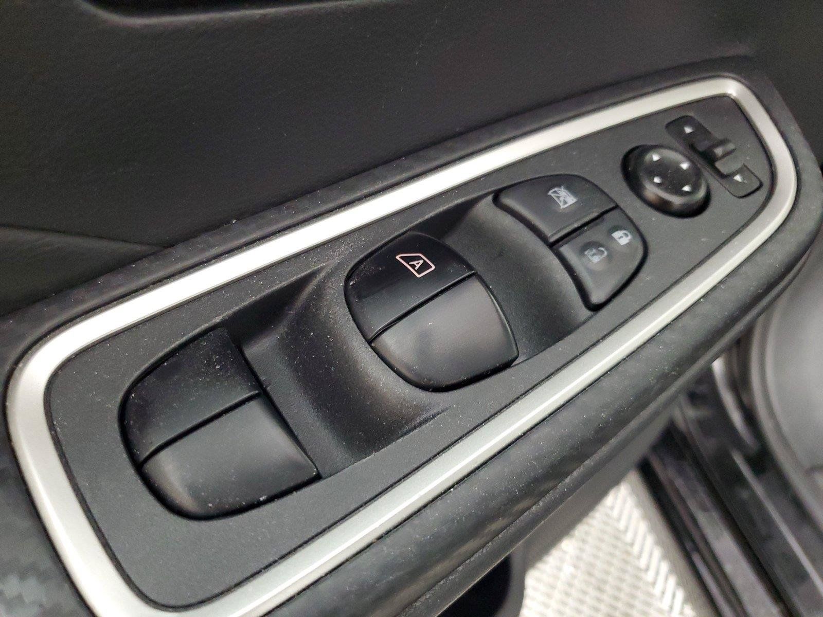 Used 2025 Nissan Versa SR FWD image 19