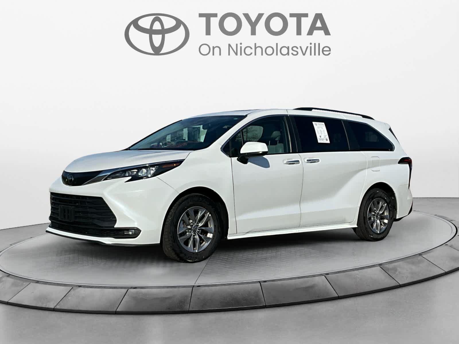 Used 2026 Toyota Sienna XLE FWD image 1