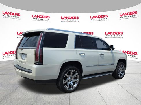 Used 2015 Cadillac Escalade Luxury RWD image 3