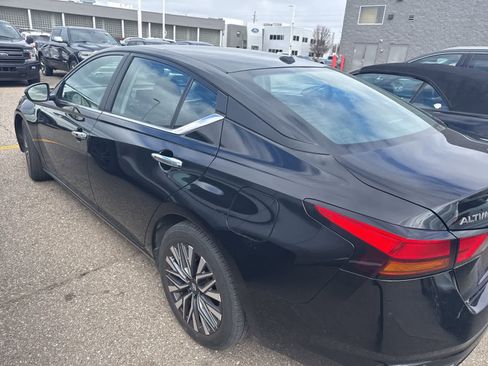 Used 2025 Nissan Altima 2.5 SV image 6