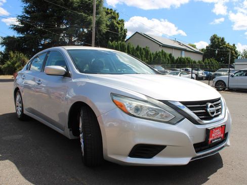 Used 2016 Nissan Altima 2.5 S w/ Power Driver Seat Package FWD image 4