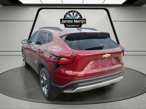 Used 2025 Chevrolet Trax LT FWD image 6