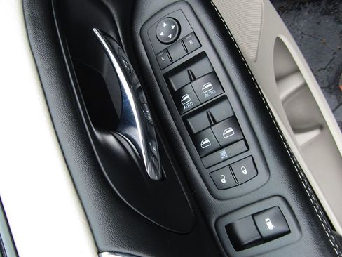 Used 2018 Dodge Grand Caravan SXT w/ Rear Park Assist Package image 22