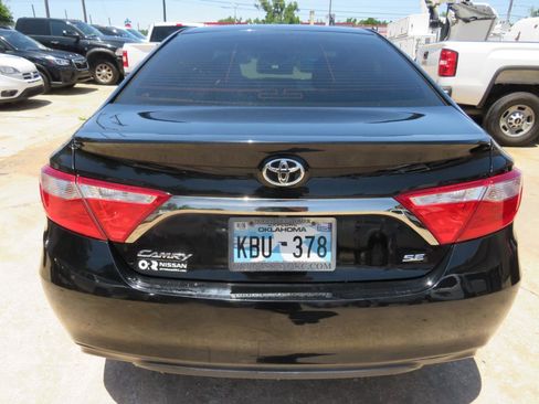 Used 2016 Toyota Camry SE image 5