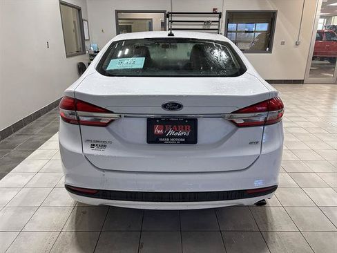 Used 2017 Ford Fusion SE FWD image 3
