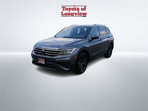 Used 2024 Volkswagen Tiguan SE w/ Panoramic Sunroof Package image 3