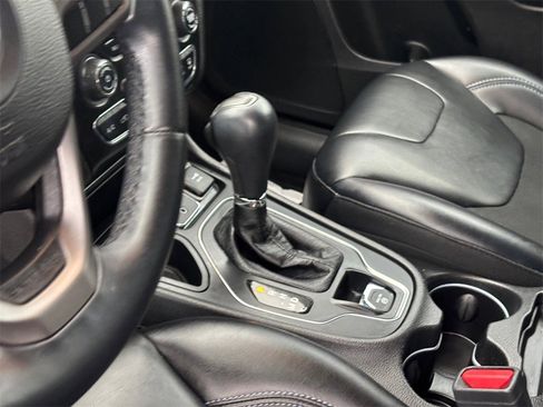 Used 2019 Jeep Cherokee Latitude Plus image 12