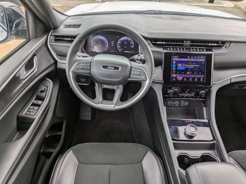 Used 2025 Jeep Grand Cherokee L Laredo RWD image 17