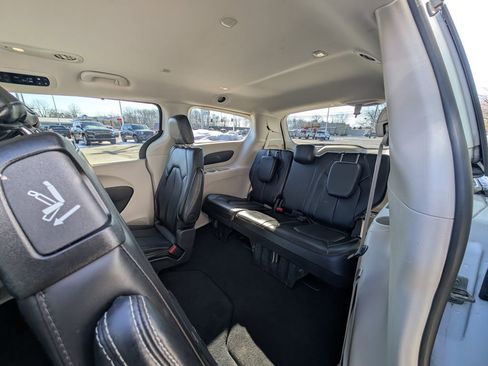 Used 2024 Chrysler Pacifica Touring-L image 16