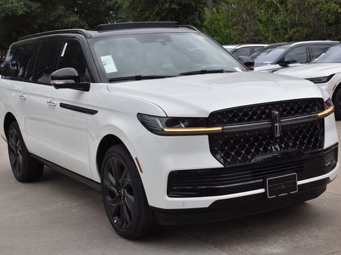 New 2026 Lincoln Navigator L Black Label AWD/4WD image 3