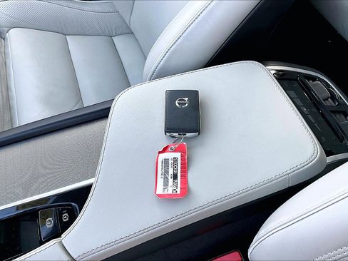 Used 2022 Volvo XC90 T8 R-Design w/ Advanced Package image 11