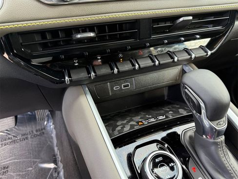 Used 2024 Chevrolet Colorado ZR2 w/ ZR2 Convenience Package III image 21