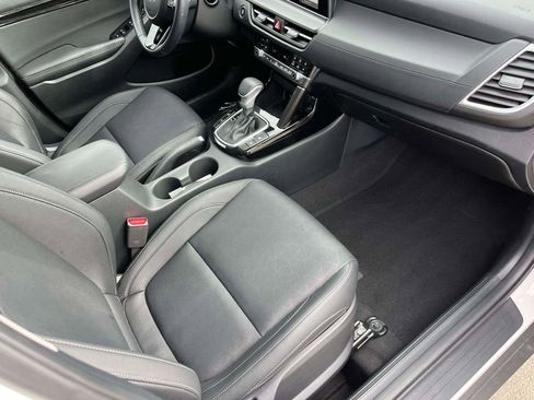 Used 2024 Kia Seltos EX FWD image 11