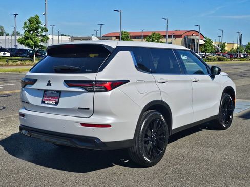 New 2026 Mitsubishi Outlander LE AWD/4WD image 5