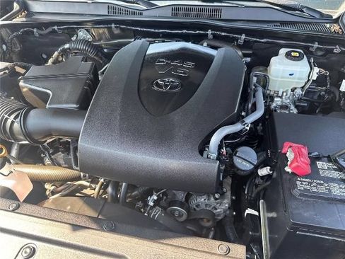 Used 2022 Toyota Tacoma TRD Off-Road AWD/4WD image 26