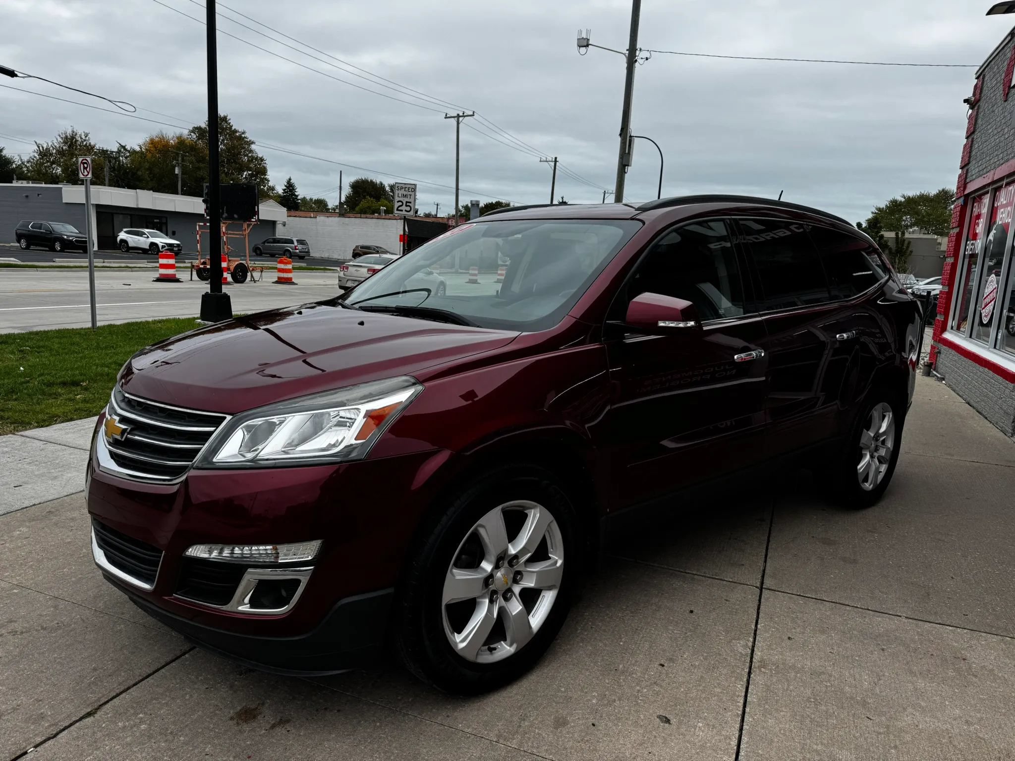 Used 2017 Chevrolet Traverse LT w/ Style and Technology Package FWD image 2