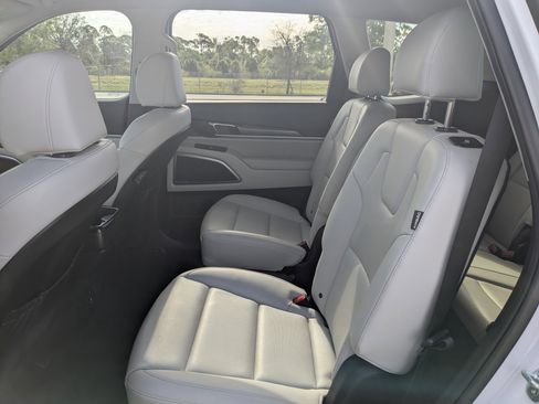 Used 2024 Kia Telluride S FWD image 16