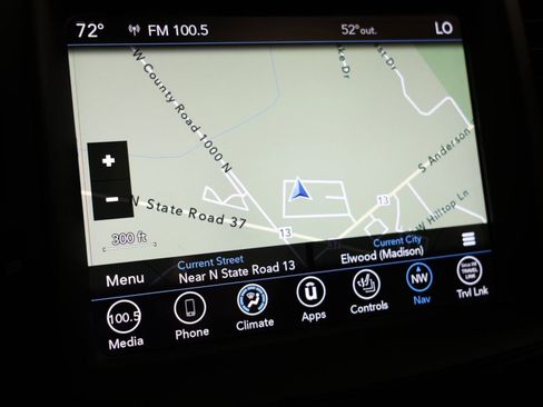 Used 2023 Chrysler 300 C RWD image 8