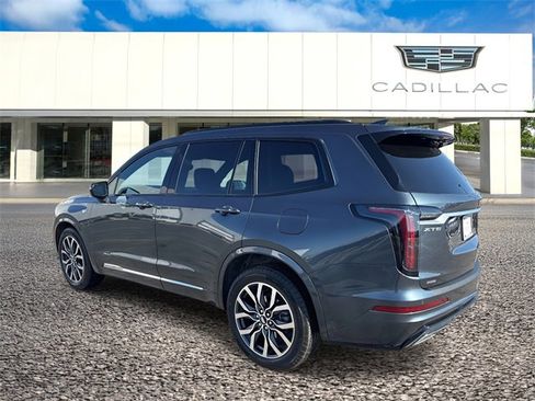 Used 2021 Cadillac XT6 Sport w/ Platinum Package image 2