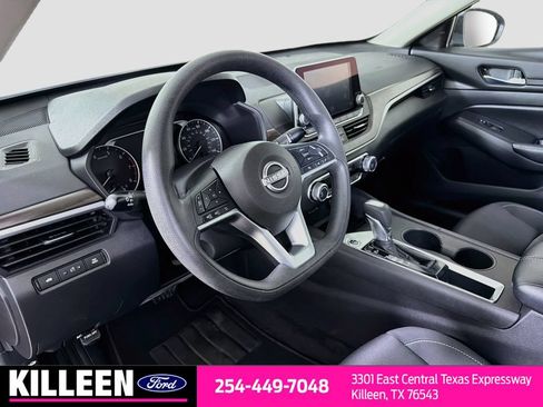 Used 2025 Nissan Altima 2.5 SV FWD image 11
