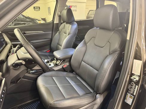 Used 2025 Kia Telluride EX w/ EX Captain's Chair Package FWD image 22