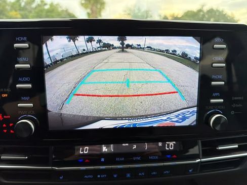Used 2022 Toyota Sienna XLE FWD image 21