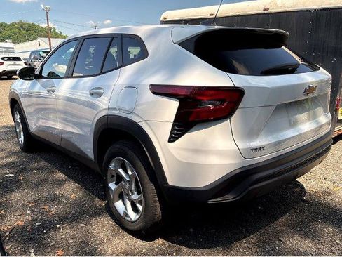 Used 2024 Chevrolet Trax LS w/ LS Convenience Package FWD image 3