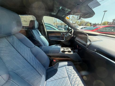 New 2026 Cadillac Vistiq Premium Luxury AWD/4WD image 6