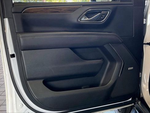 Used 2022 Chevrolet Suburban Premier image 2