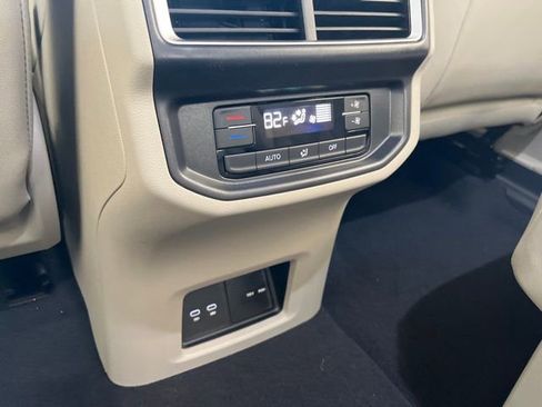New 2025 Volkswagen Atlas SE FWD image 17