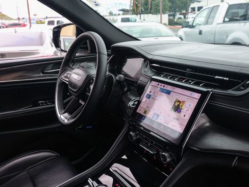 Used 2024 Jeep Grand Cherokee Overland w/ Luxury Tech Group IV image 19